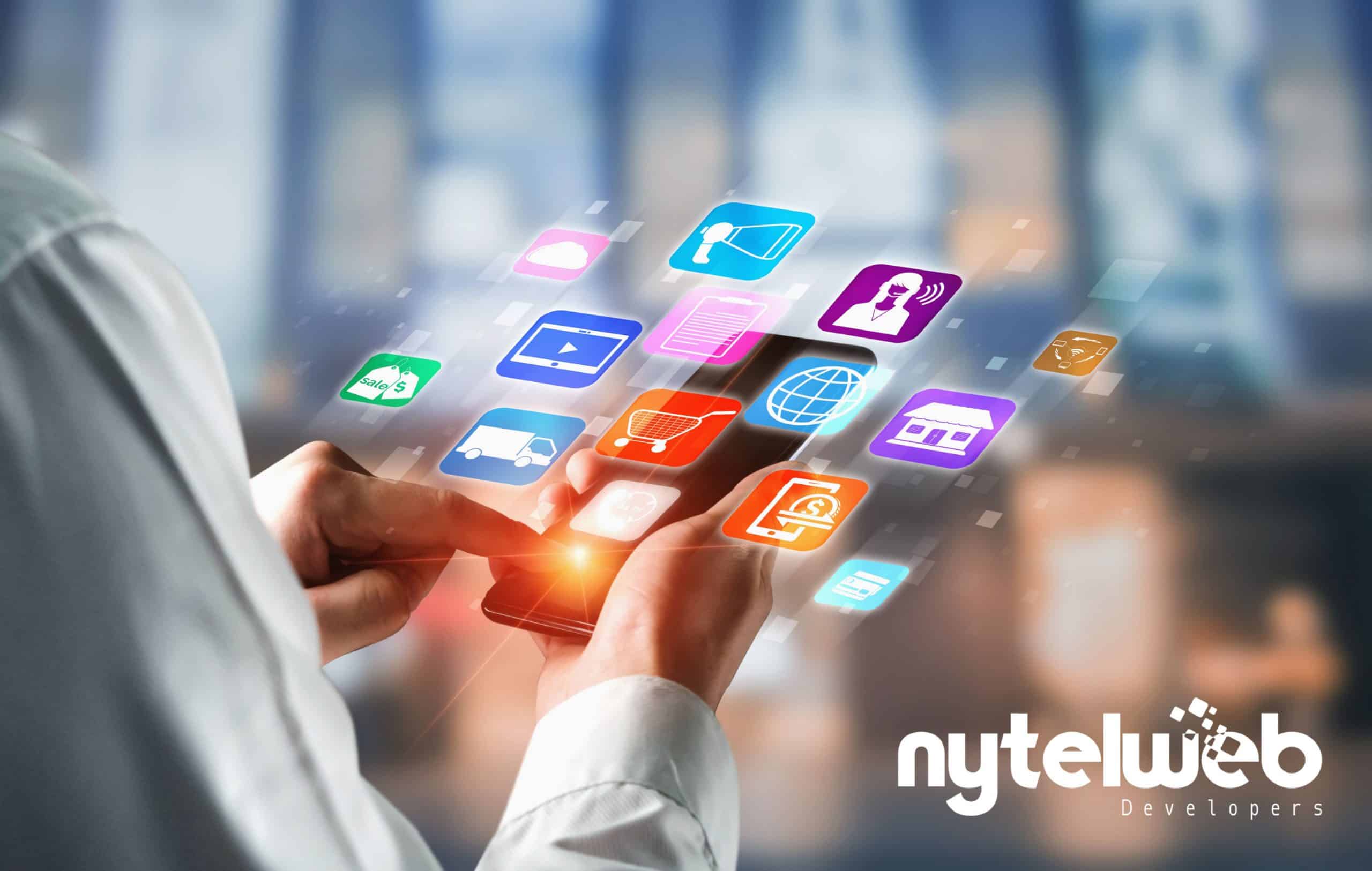 Aplicaciones-app-mano-nyteweb-movil-persona
